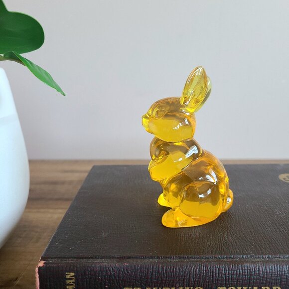 Amber yellow Lucite bunny. - Picture 1 of 4